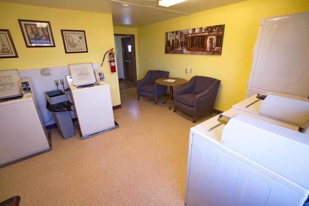 Travelodge By Wyndham Elko Nv Bagian luar foto
